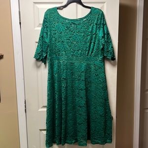 Green lace dress. Size 4x similar to 24/26. Satin lining. Has pockets.